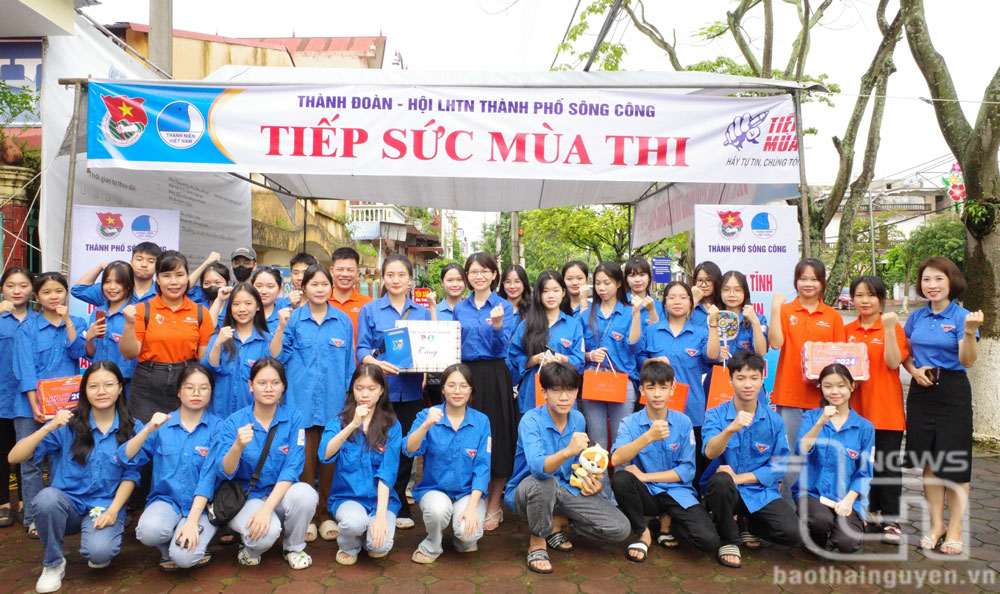 Lãnh đạo Tỉnh đoàn thăm đội hình tiếp sức mùa thi tại Trường THPT Sông Công.