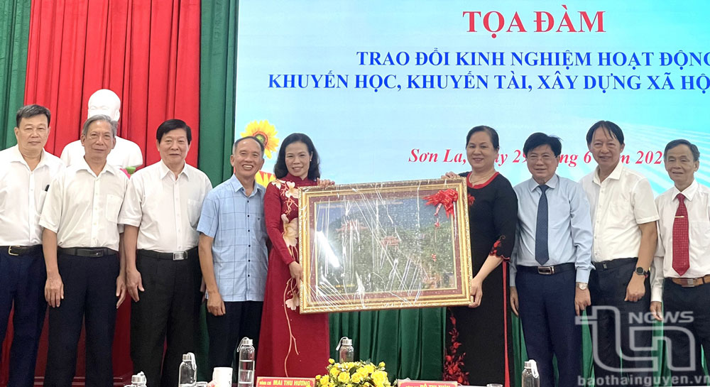 Trao đổi kinh nghiệm công tác khuyến học tại Sơn La