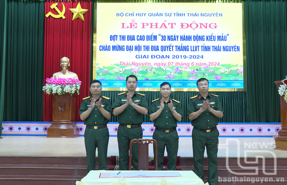 Ngay sau Lễ phát động, Khối cơ quan Bộ CHQS tỉnh ký kết giao ước thi đua phấn đấu hoàn thành xuất sắc các nội dung, chỉ tiêu của đợt thi đua cao điểm.
