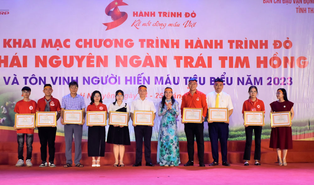 Các tập thể, cá nhân được Trung ương Hội Chữ thập đỏ Việt Nam khen thưởng trong công tác vận động hiến máu tình nguyện.