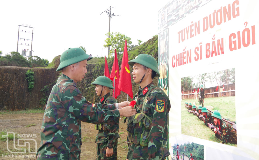 Xây dựng đơn vị vững mạnh toàn diện ở Trung đoàn 832