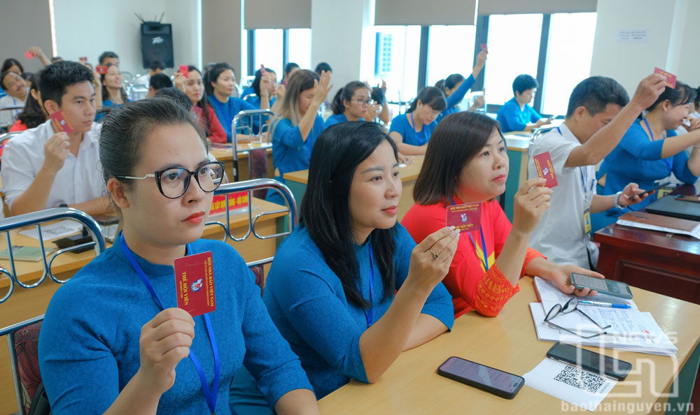 Các hội viên Chi hội biểu quyết thông qua Nghị quyết Đại hội.