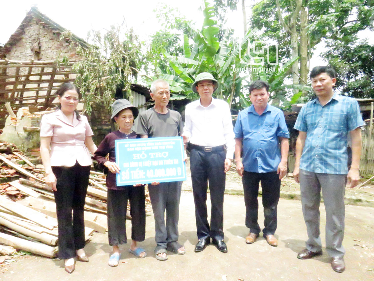 Đồng chí Dương Văn Tiến, Ủy viên Ban Thường vụ Tỉnh ủy, Chủ tịch Ủy ban MTTQ tỉnh tặng kinh phí hỗ trợ gia đình ông Nguyễn Thế Diện, ở xóm Ngọc Tâm, xã Thượng Đình.