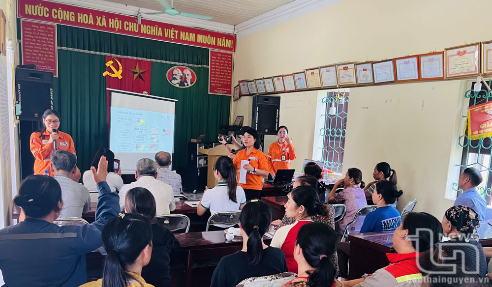 Công ty TNHH Khai thác chế biến khoáng sản Núi Pháo tuyên truyền về chủ đề phân loại chất thải tại nguồn và hạn chế sử dụng túi nilon cho các thành viên Hợp tác xã rau an toàn thị trấn Hùng Sơn.