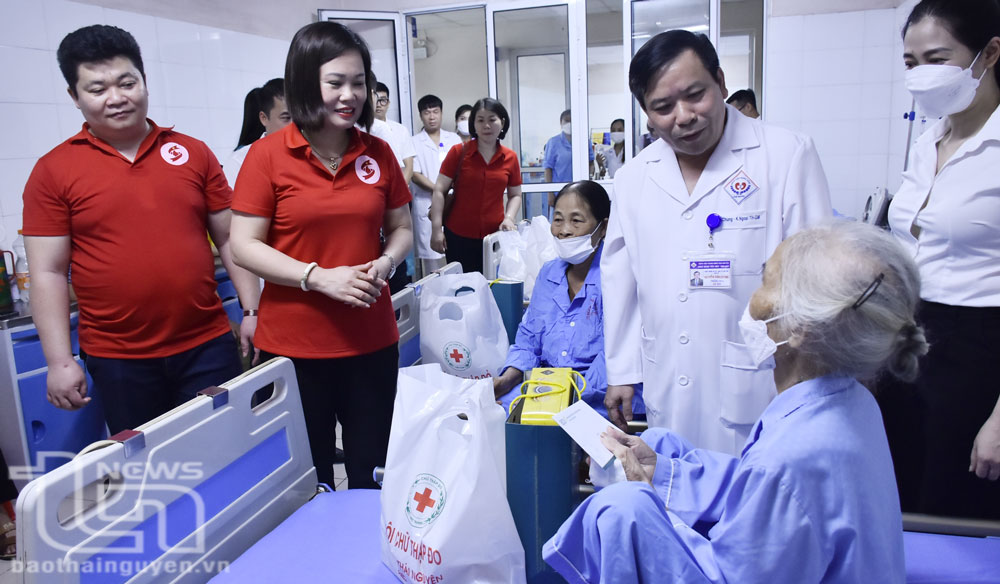 Tặng quà cho bệnh nhân có hoàn cảnh khó khăn là một trong những hoạt động trong chương trình Hành trình đỏ - Kết nối dòng máu Việt.