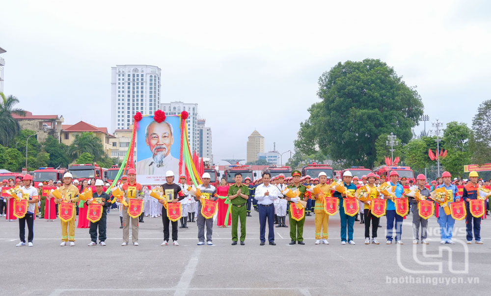 Các đồng chí lãnh đạo tặng Cờ lưu niệm và hoa cho đại diện các đội tham gia Hội thi.