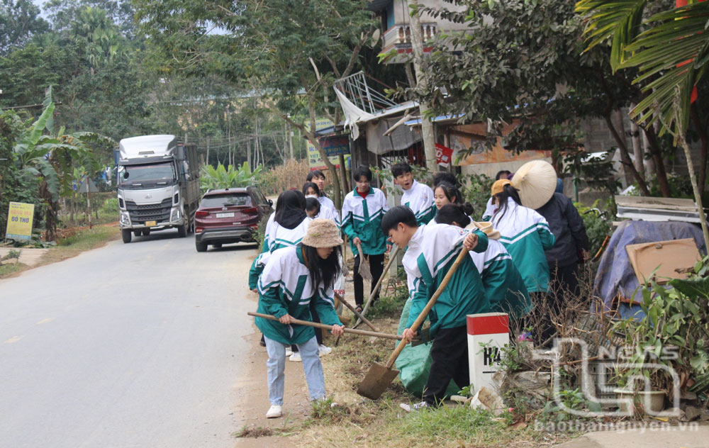 Học sinh Trường THPT Bình Yên (Định Hóa) dọn dẹp vệ sinh, thu gom rác thải trên đường tỉnh 264.