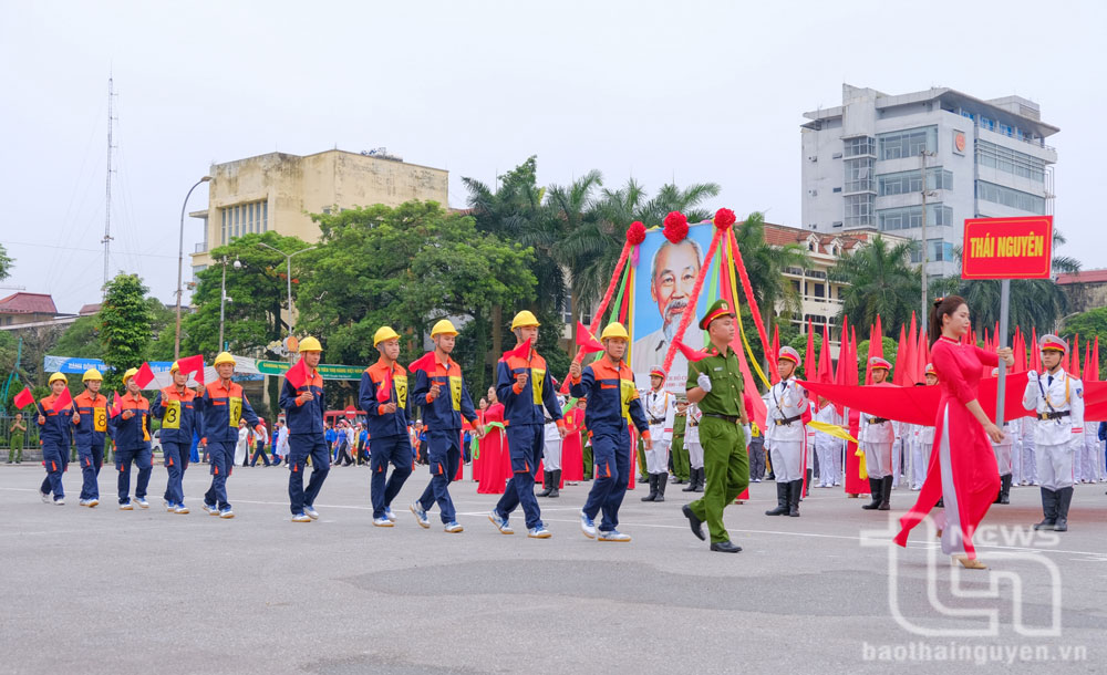 Diễn hành biểu dương lực lượng.