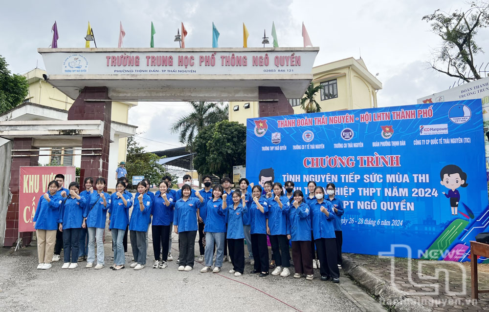 Đông đảo tình nguyện viên sẵn sàng hỗ trợ thí sinh và người nhà thí sinh.