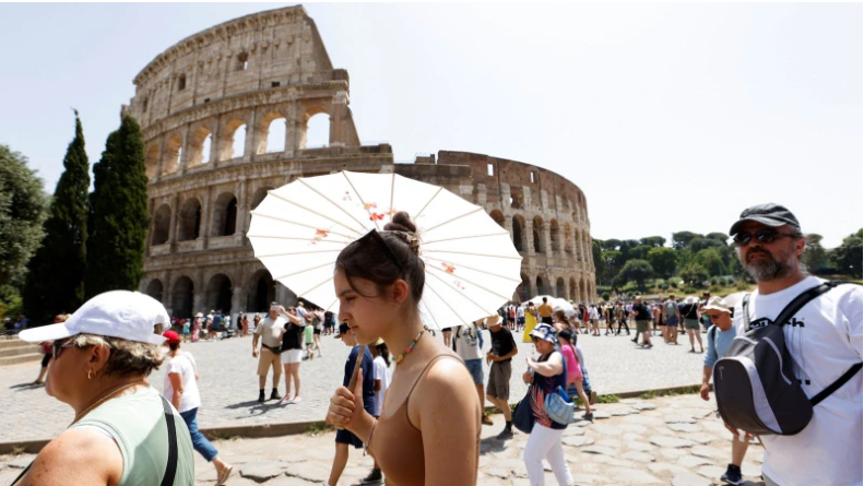 Khách du lịch đi bộ gần Đấu trường La Mã tại Rome trong đợt nắng nóng lan rộng khắp Italia, ngày 17/7/2023. (Ảnh: Reuters)