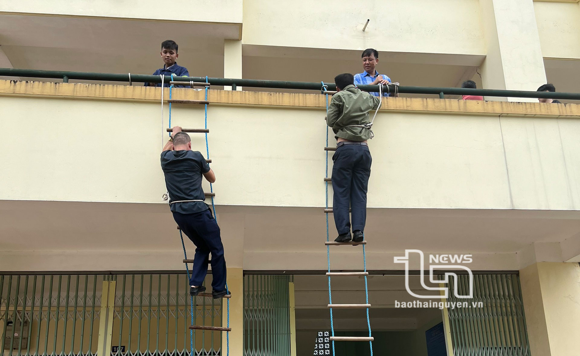 Sinh viên sử dụng thang dây để thoát nạn khi có đám cháy.