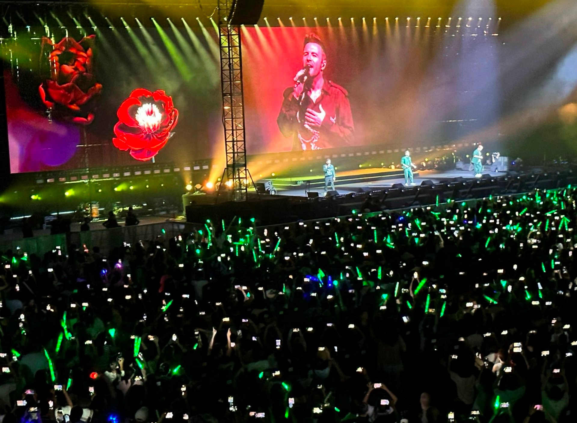 Westlife khuấy động đêm Hà Nội với các ca khúc đình đám một thời