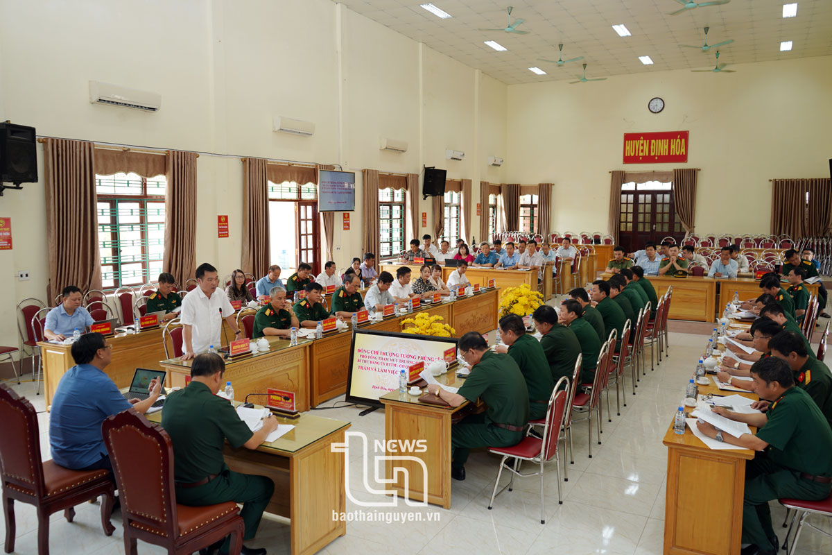 Các đại biểu tham dự chương trình làm việc.