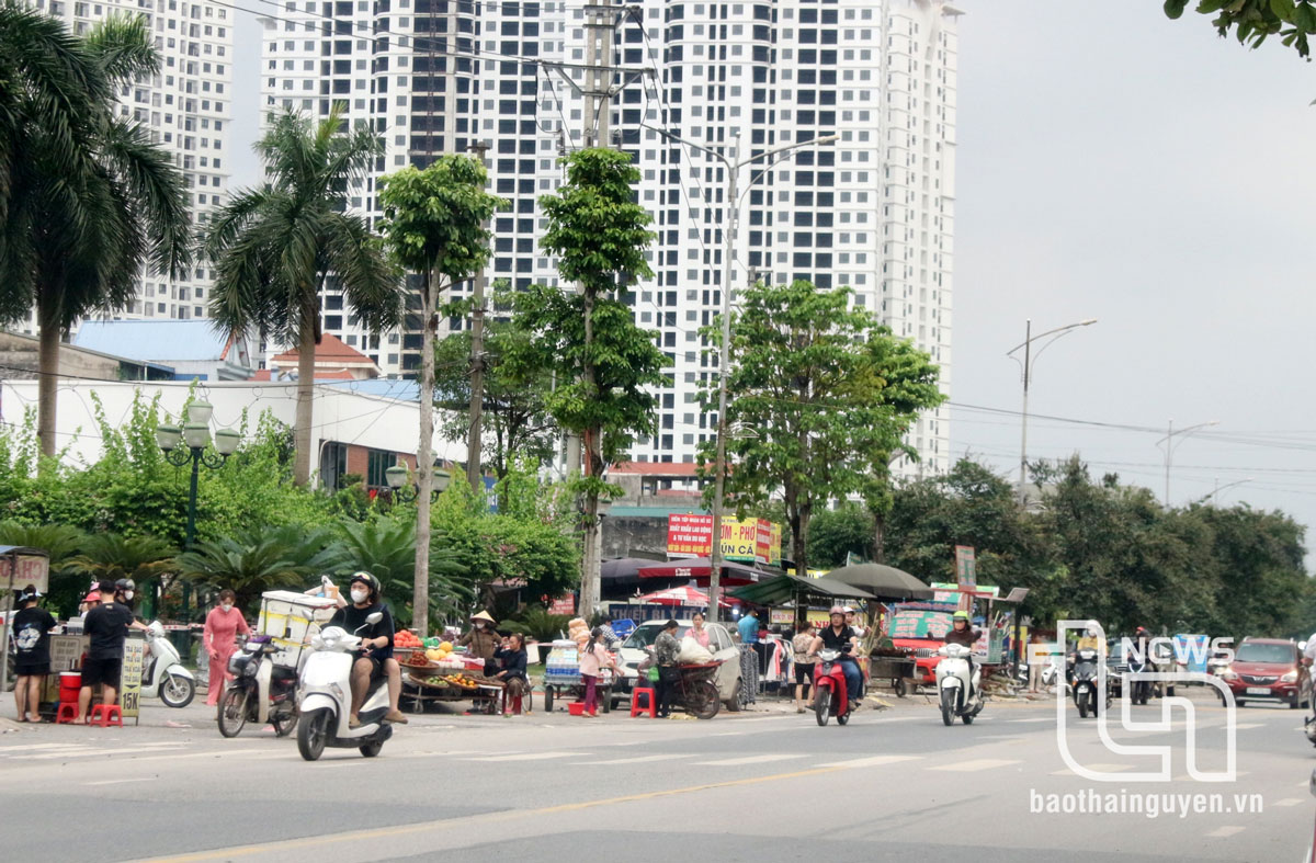 Xử lý lấn chiếm lòng đường, vỉa hè: Vẫn loay hoay tìm “lời giải”