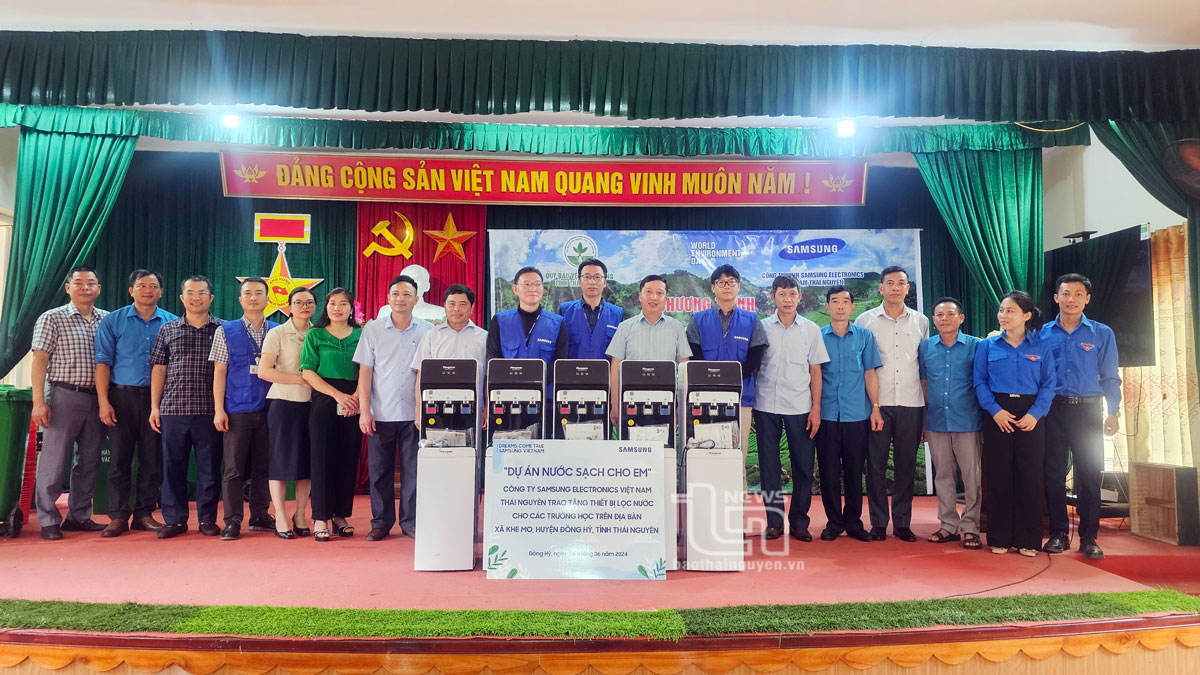 Lãnh đạo Sở Tài nguyên và Môi trường; Quỹ Bảo vệ môi và SEVT hỗ trợ máy lọc nước, thùng đựng rác cho các trường học và Khe Mo.