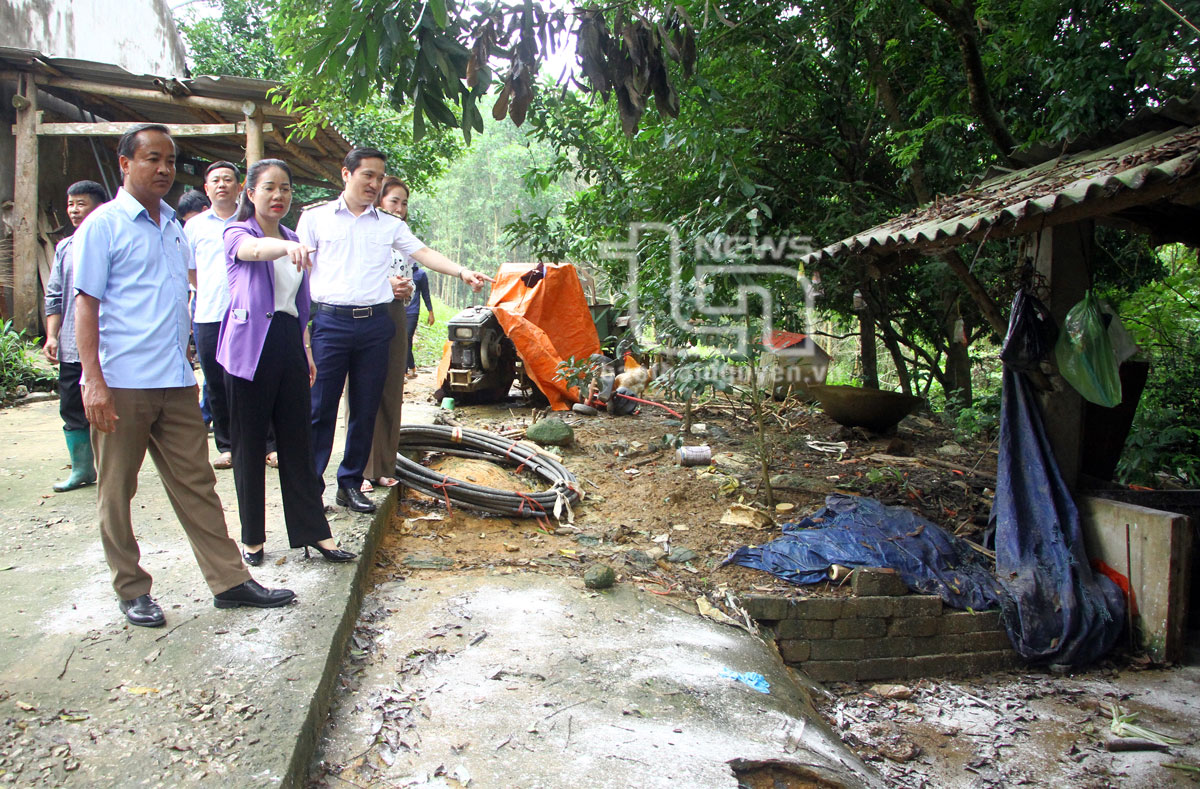 Đoàn công tác kiểm tra thực tế tại một hộ dân của xã Dân Tiến về việc vệ sinh, tiêu độc khử trùng chuồng trại sau khi có lợn bị bệnh và đã tiêu hủy trước đó.