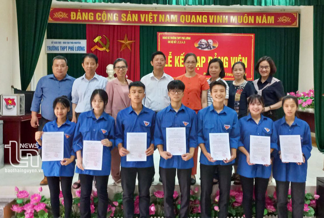Phú Lương:
Kết nạp 7 quần chúng ưu tú vào Đảng