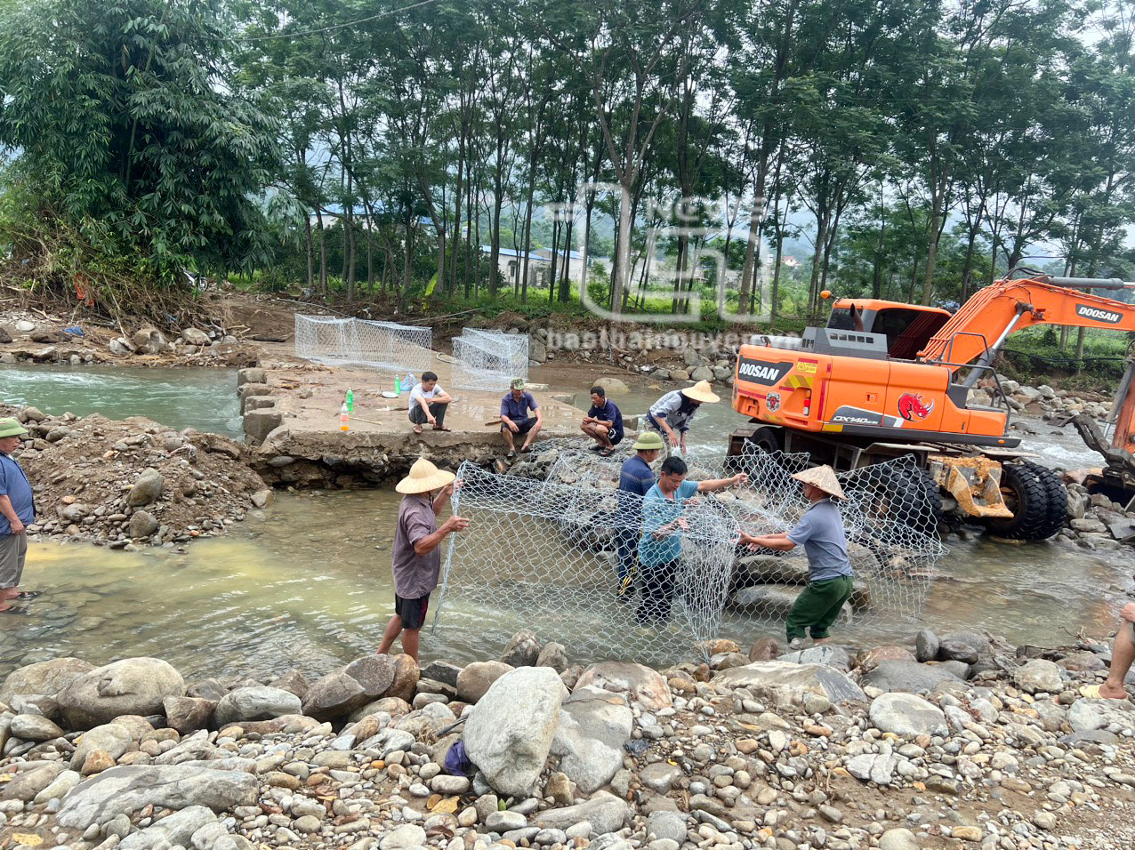 Gia cố cầu bị lũ cuốn trôi