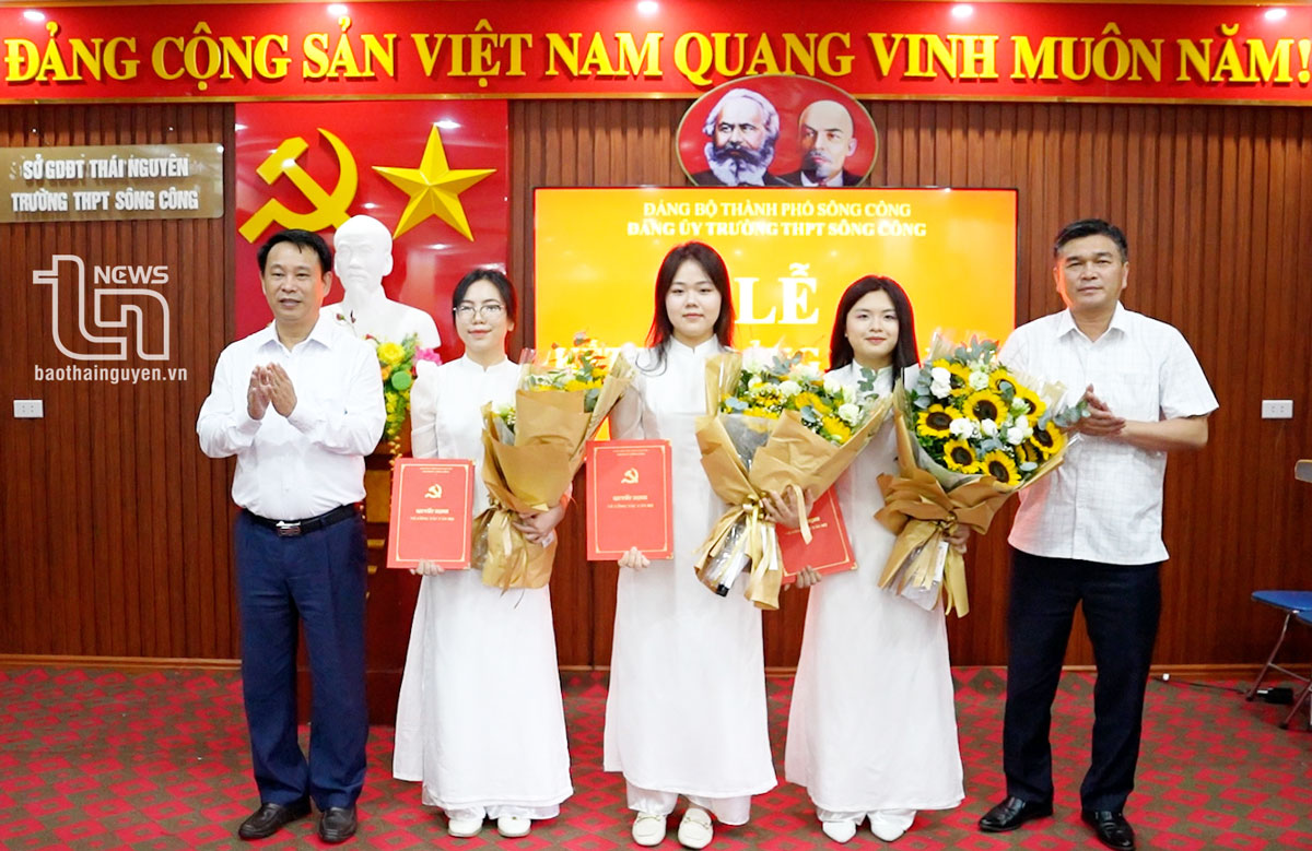TP. Sông Công: Kết nạp 3 đảng viên mới là học sinh ưu tú