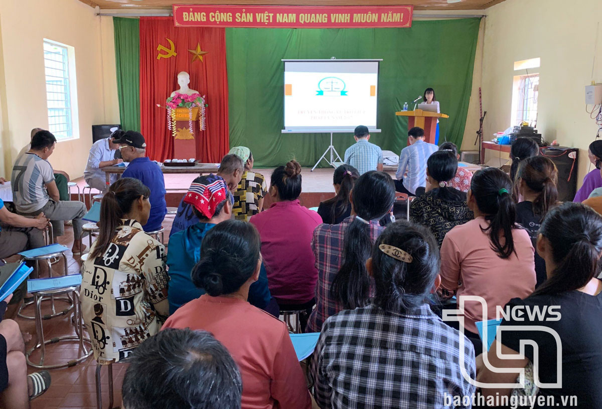Một buổi truyền thông, tư vấn pháp luật, trợ giúp pháp lý tại cơ sở của Trung tâm trợ giúp pháp lý tỉnh.