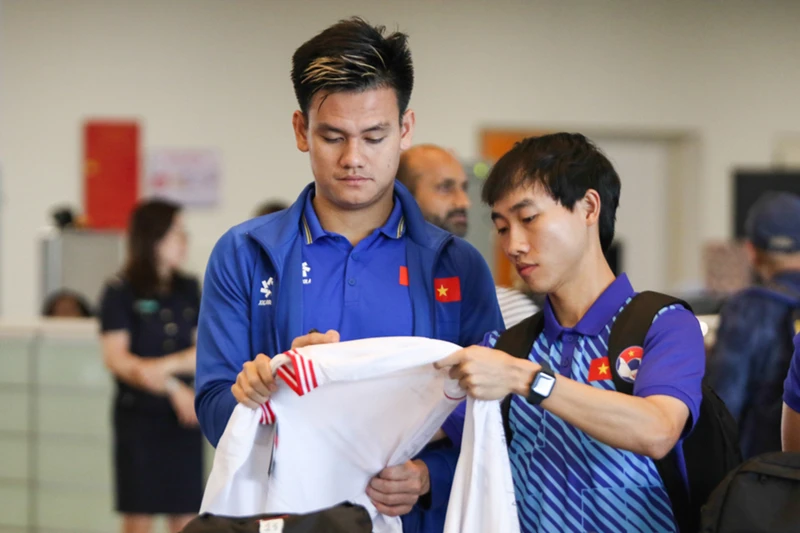 Hồ Tấn Tài ký áo kỷ niệm dành tặng người hâm mộ tại sân bay Nội Bài. (Ảnh: VFF)