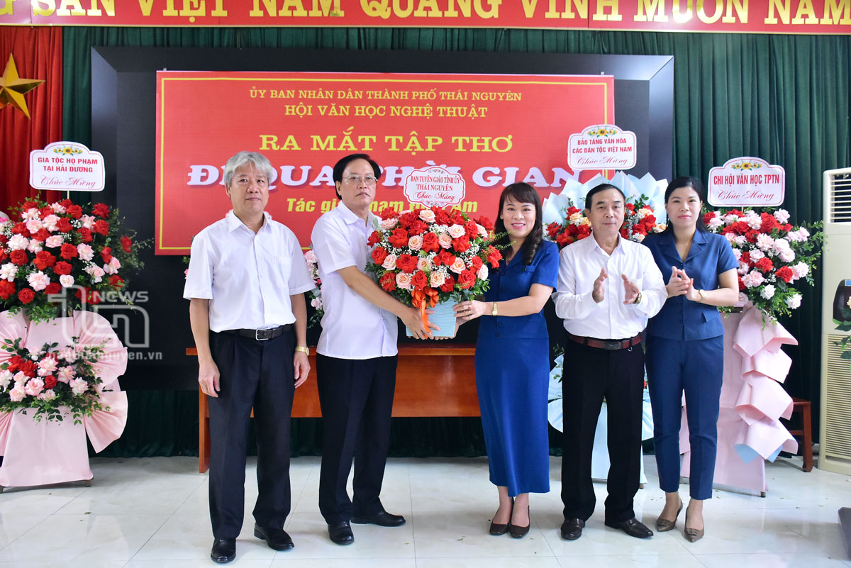 Ra mắt tập thơ “Đi qua thời gian” của Phạm Đình Am