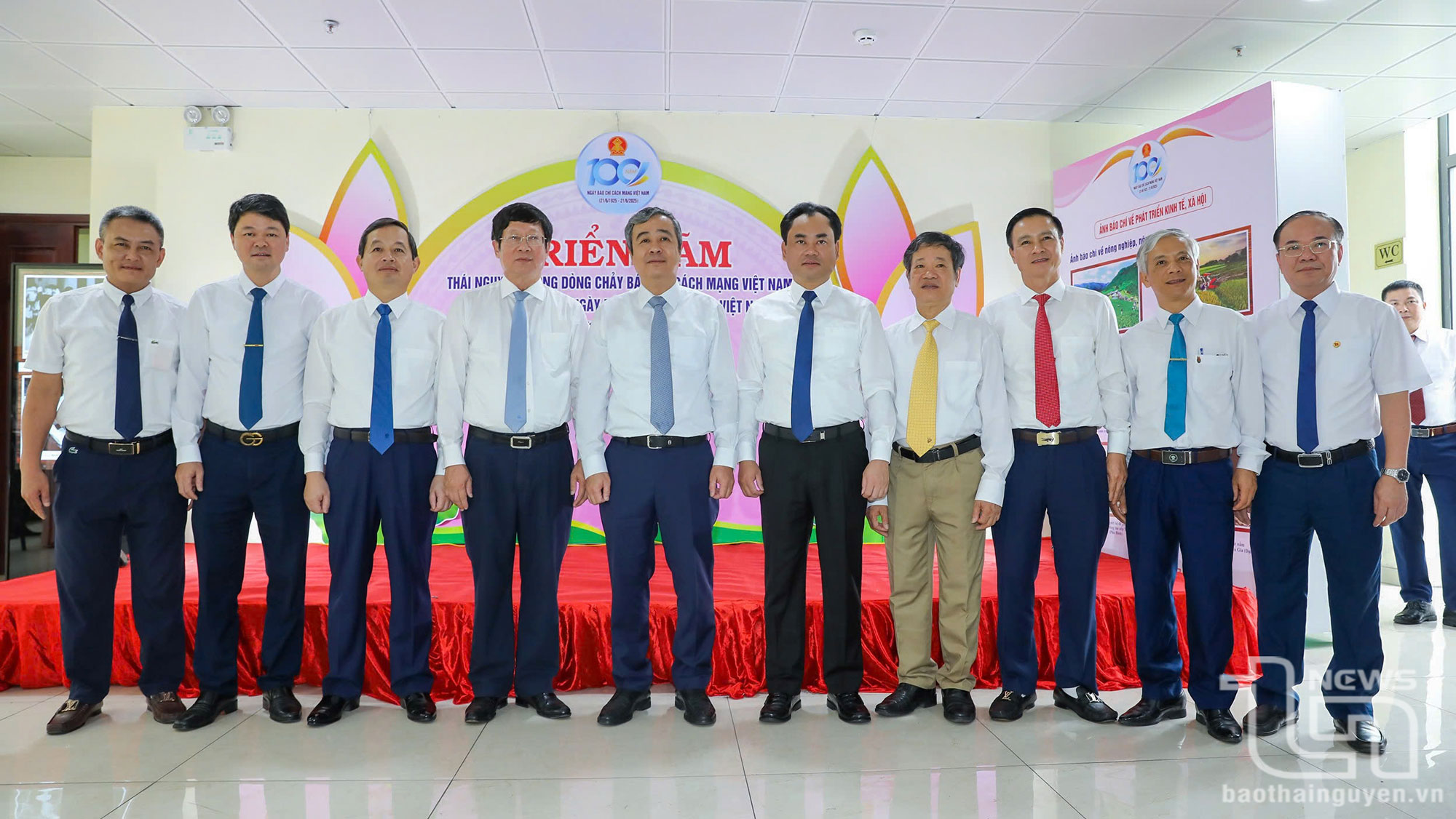 Các đại biểu chụp ảnh lưu niệm bên lề Lễ kỷ niệm.
