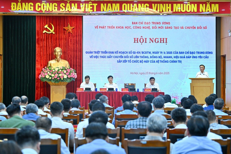 Tại hội nghị triển khai thực hiện Kế hoạch số 02, Ban Chỉ đạo Trung ương đã giải đáp nhiều băn khoăn về cơ chế vận hành và chính sách ưu tiên chuyển đổi số. (Ảnh: Duy Linh)