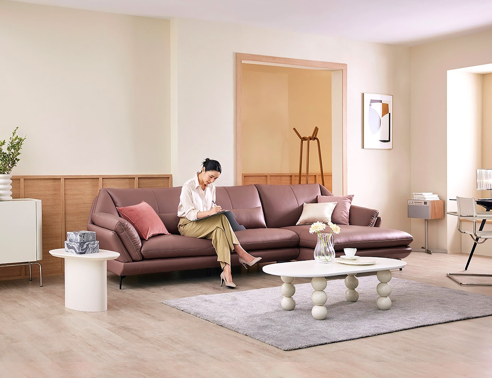 Tận hưởng cảm giác thư thái trên ghế sofa màu nâu trầm 