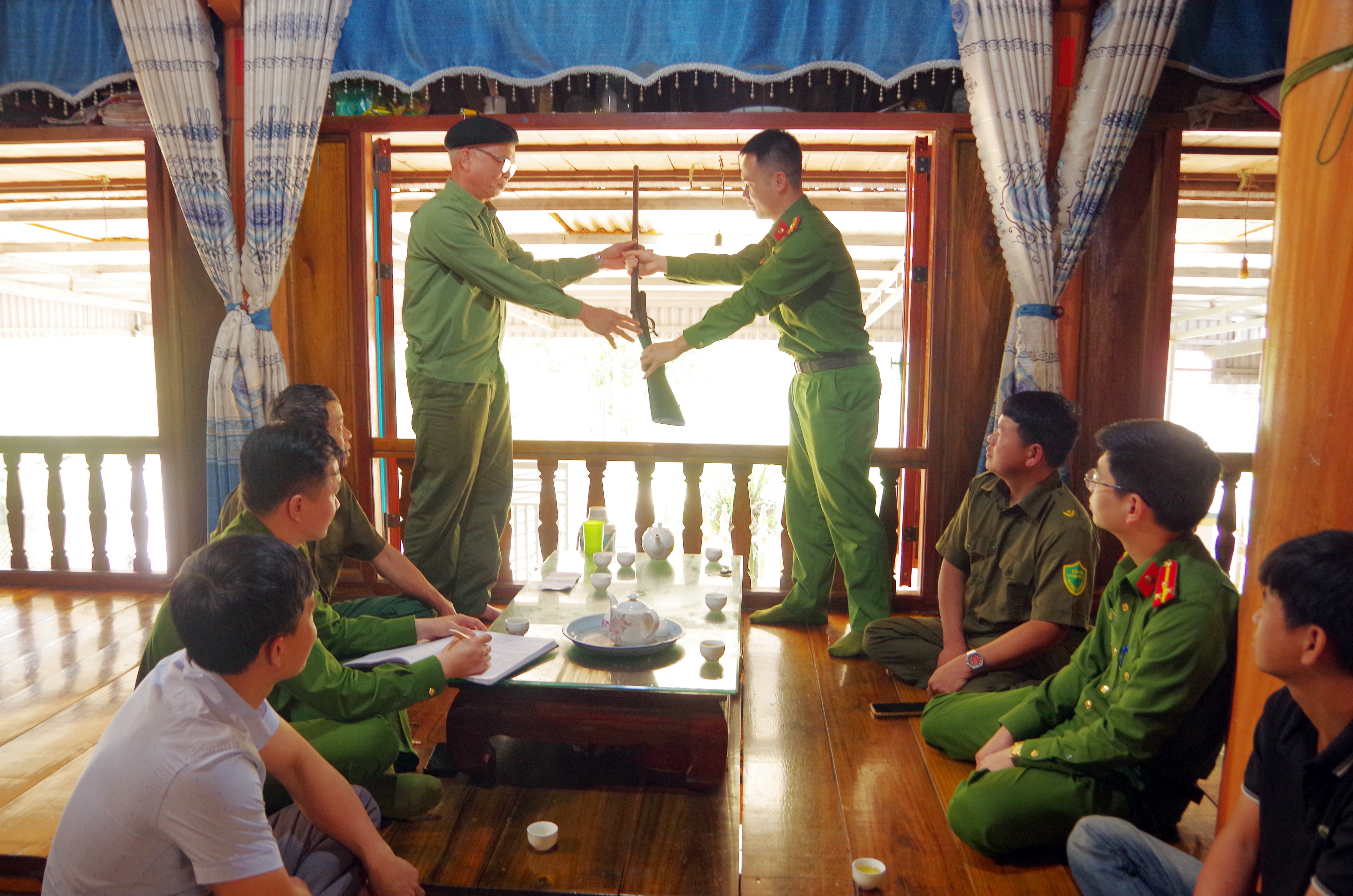 Đẩy mạnh vận động nhân dân giao nộp vũ khí, vật liệu nổ, công cụ hỗ trợ