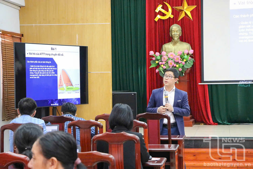 Giảng viên Trường Đại học Công nghệ thông tin và Truyền thông truyền đạt các nội dung về an ninh, an toàn thông tin cho cho cán bộ, công chức, viên chức được giao phụ trách về công nghệ thông tin của các cơ quan, địa phương, đơn vị trên địa bàn tỉnh.
