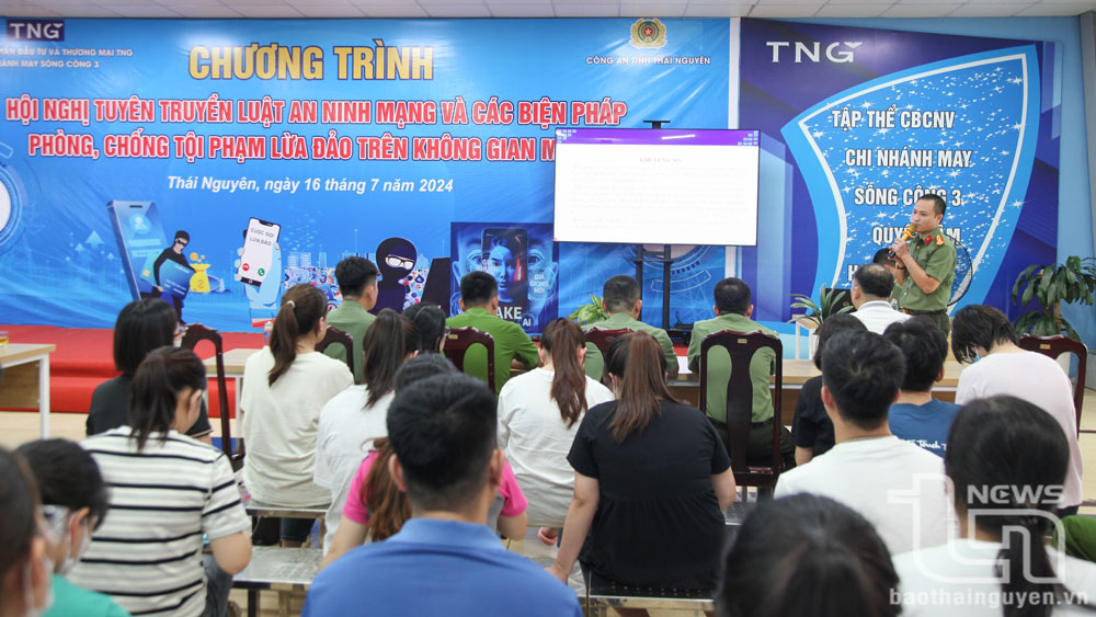 Cán bộ Phòng An ninh mạng và phòng, chống tội phạm sử dụng công nghệ cao (Công an tỉnh) tuyên truyền Luật An ninh mạng cho công nhân Công ty CP đầu tư và thương mại TNG - chi nhánh may Sông Công 3.