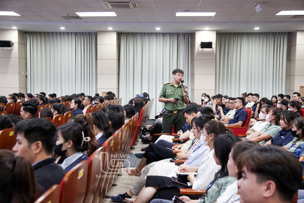 Cán bộ Phòng An ninh mạng và phòng, chống tội phạm sử dụng công nghệ cao (Công an tỉnh Thái Nguyên) tuyên truyền Luật An ninh mạng cho công nhân Samsung Thái Nguyên.