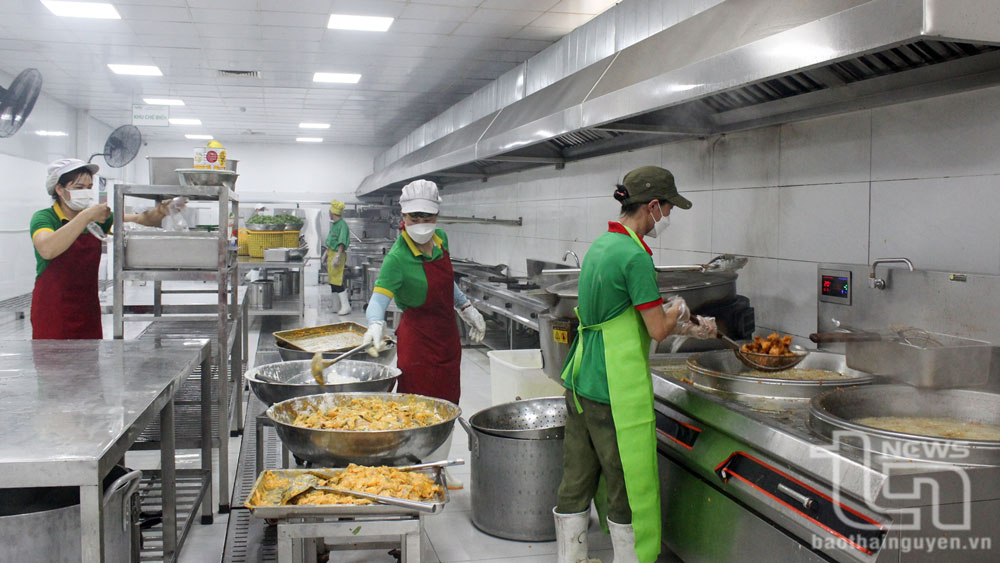 Một cơ sở cung cấp hàng vạn suất ăn mỗi ngày cho các đơn vị trên địa bàn TP. Thái Nguyên nên rất chú ý đến vấn đề đảm bảo an toàn thực phẩm.