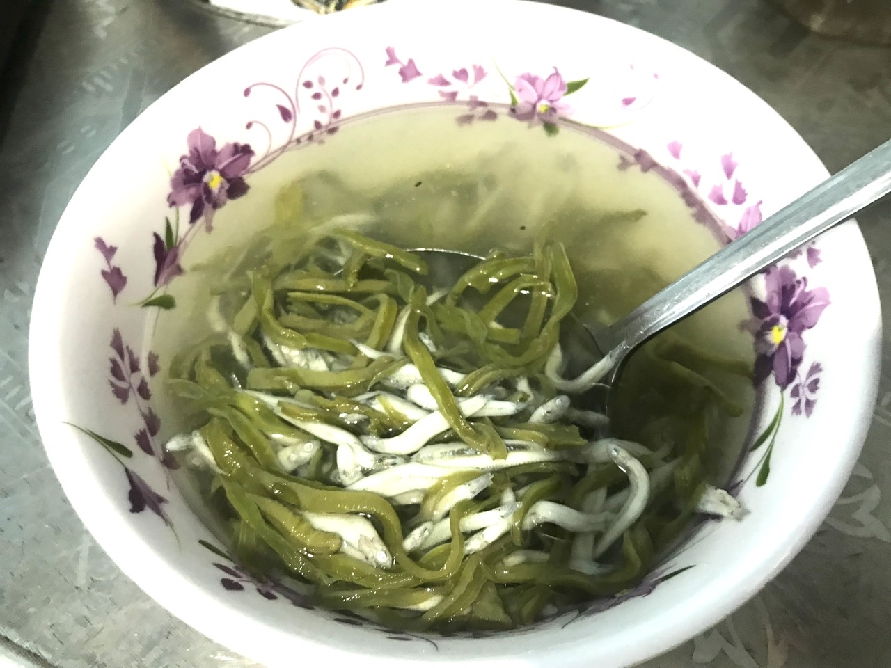 Tô canh lưỡi rồng nấu với cá cơm biển. Ảnh: H.H.THẾ