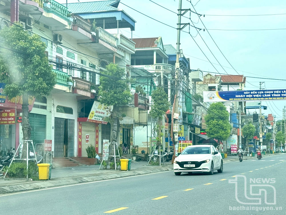 Nhiều tuyến đường được đầu tư thùng đựng rác đảm bảo xây dựng đô thị văn minh, sạch, đẹp.