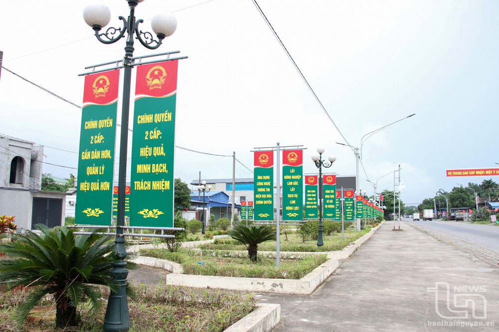 Các băng rôn, khẩu hiệu, cờ đỏ trang trí thể hiện niềm tin tưởng, kỳ vọng vào hoạt động của bộ máy chính quyền địa phương hai cấp tỉnh Thái Nguyên mới hoạt động hiệu lực hiệu quả được treo ở nhiều con đường, tuyến phố, trụ sở các xã, phường mới.