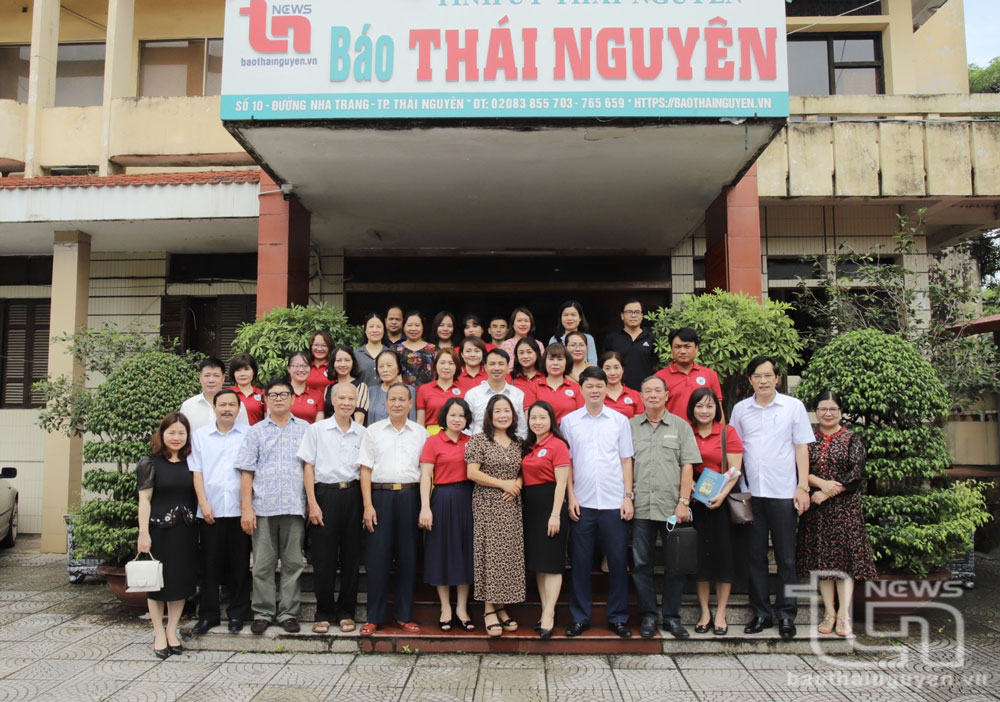 Các thế hệ cán bộ, phóng viên Báo Bắc Thái - Báo Thái Nguyên - Báo Bắc Kạn gặp mặt, trao đổi kinh nghiệm tại Tòa soạn Báo Thai Nguyên (năm 2022).