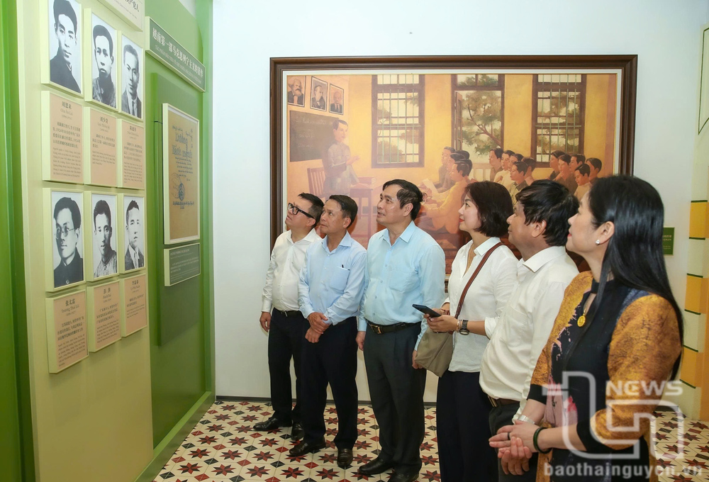 Các đại biểu tham quan và xem các tư liệu, hiện vật quý.