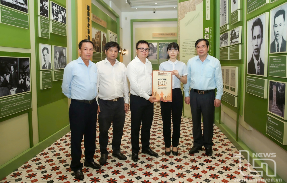 Đồng chí Lê Quốc Minh tặng Ban Quản lý Di tích ấn phẩm Báo Nhân Dân đặc biệt chào mừng 100 năm Ngày báo chí cách mạng Việt Nam.