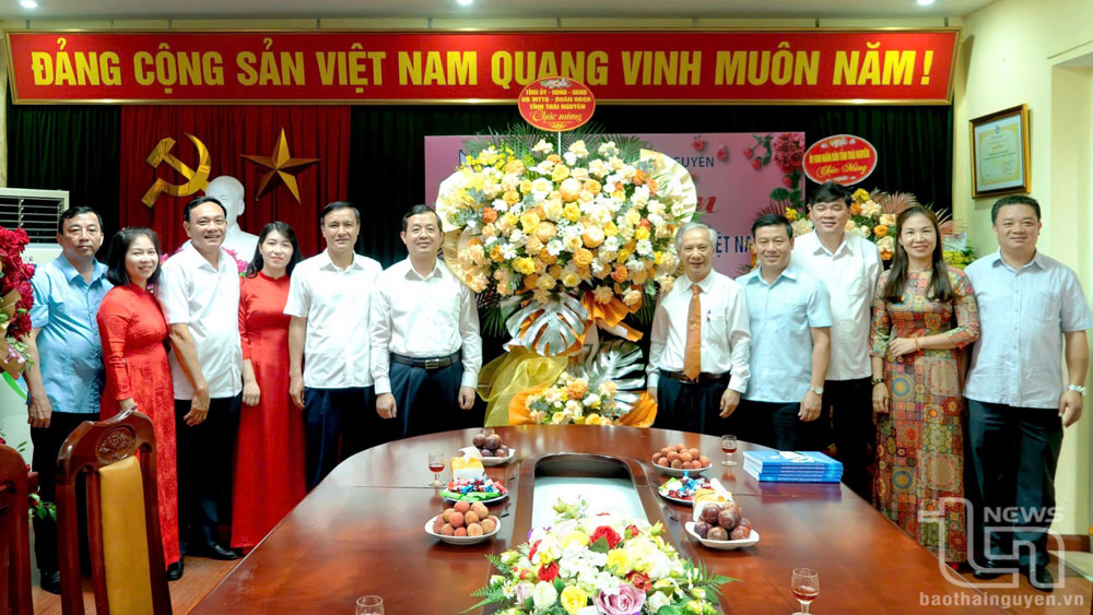 Đồng chí Phạm Hoàng Sơn, Phó Bí thư Thường trực Tỉnh ủy, Chủ tịch HĐND tỉnh và các đại biểu tặng hoa, chúc mừng Hội Nhà báo tỉnh nhân dịp kỷ niệm Ngày Báo chí cách mạng Việt Nam (21-6).