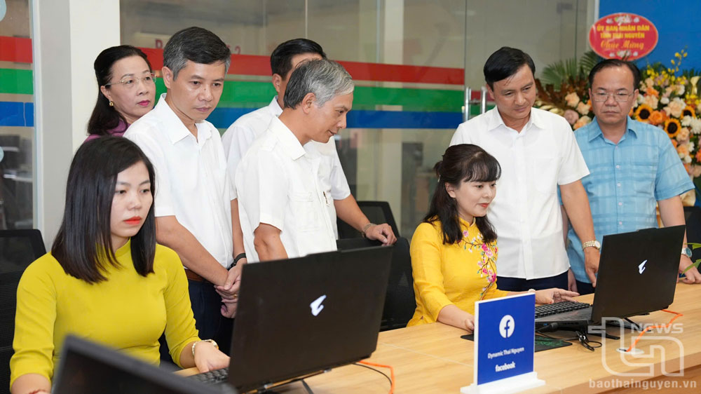 Đồng chí Vũ Duy Hoàng, Ủy viên Ban Thường vụ, Trưởng Ban Tuyên giáo và Dân vận Tỉnh ủy cùng các đại biểu tham quan Phòng sản xuất nội dung số của Đài Phát thanh - Truyền hình Thái Nguyên.