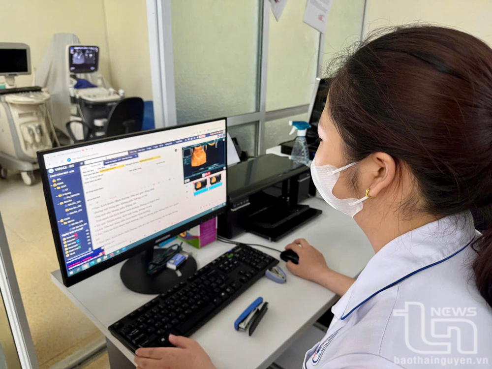 Các y, bác sĩ Bệnh viện Đa khoa tư nhân Trung tâm ứng dụng công nghệ thông tin trong việc cập nhật và quản lý hồ sơ bệnh án.