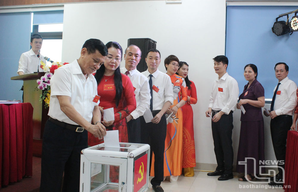 Các đại biểu bỏ phiếu bầu Ban Chấp hành Đảng bộ nhiệm kỳ 2025-2030.
