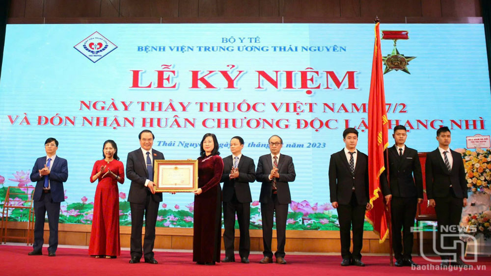 Thừa ủy quyền của lãnh đạo Đảng, Nhà nước, Bộ trưởng Bộ Y tế Đào Hồng Lan trao tặng Huân chương Độc lập hạng Nhì cho tập thể Bệnh viện Trung ương Thái Nguyên tại Lễ kỷ niệm 68 năm Ngày Thầy thuốc Việt Nam (27/2/1955 - 27/2/2023)