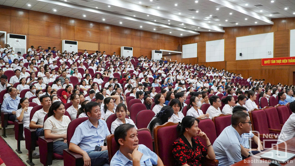 Hơn 1.200 nhân viên y tế Bệnh viện tham dự tập huấn.