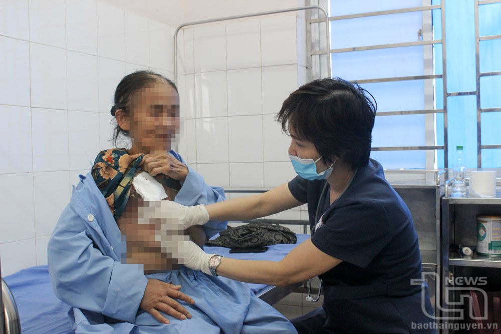Bác sĩ khám cho bệnh nhân ung thư vú.