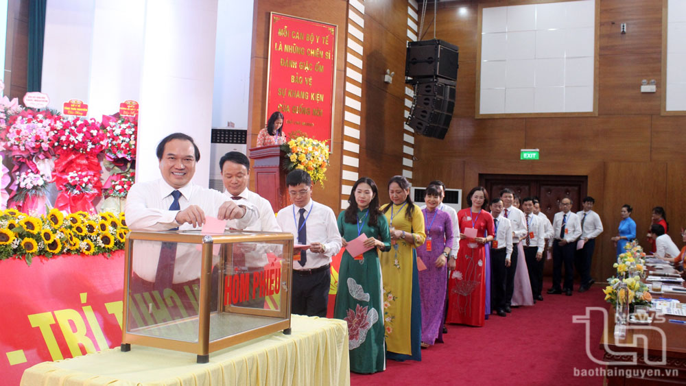 Các đại biểu bỏ phiếu bầu Ban Chấp hành Đảng bộ Bệnh viện Trung ương Thái Nguyên khóa XVII, nhiệm kỳ 2025-2030.