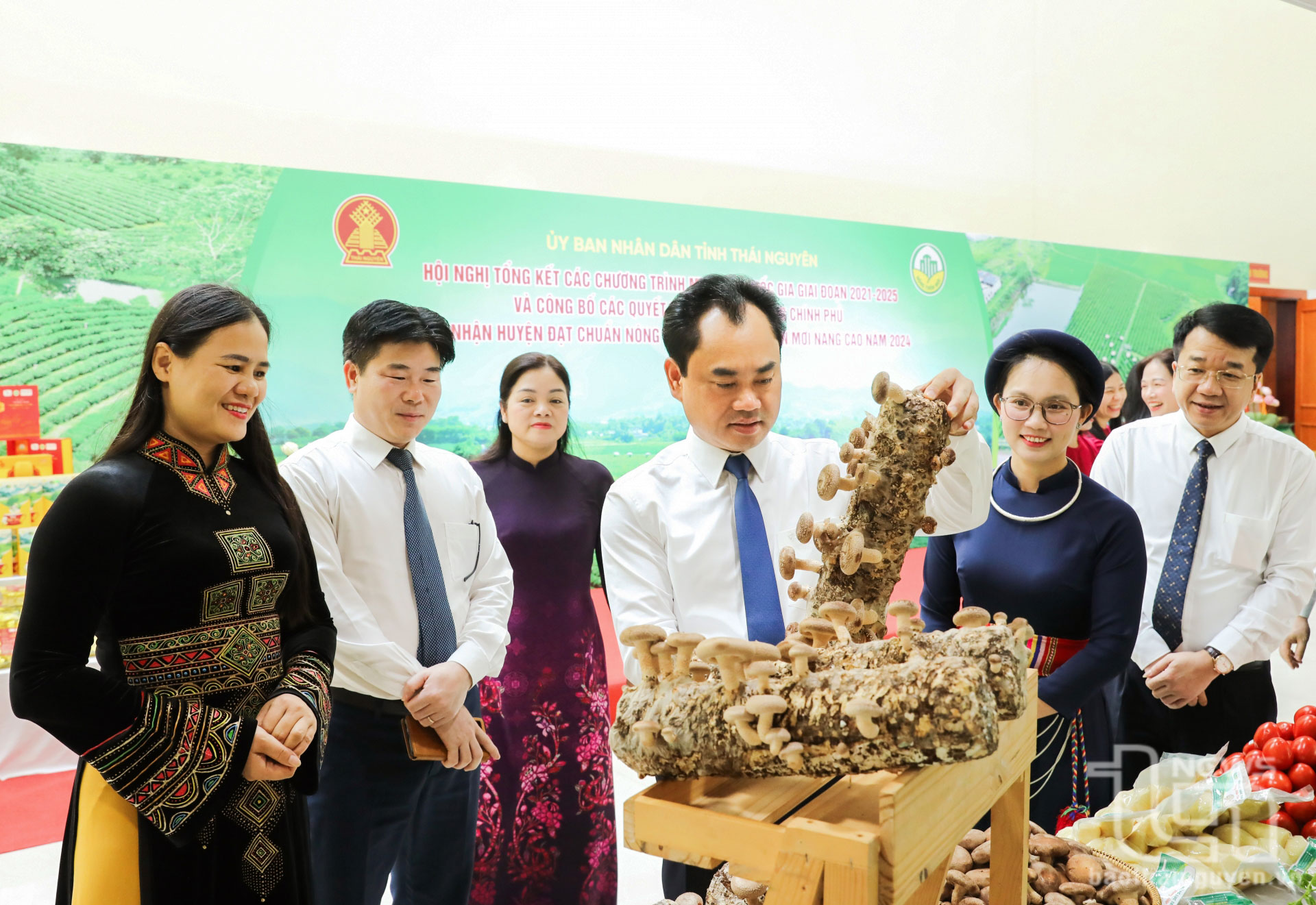 Trước Hội nghị, các đại biểu tham quan không gian trưng bày sản phẩm nông sản của các địa phương trên địa bàn tỉnh.