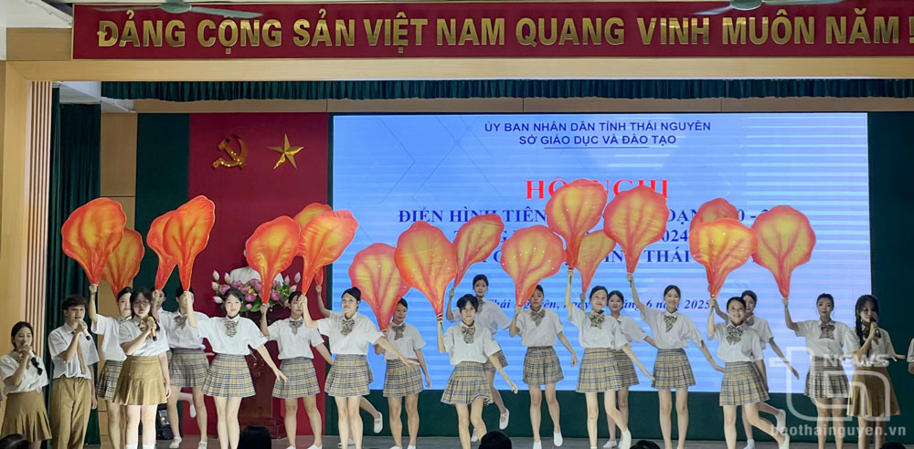 Tiết mục văn nghệ chào mừng Hội nghị, do các em học sinh Trường THPT Gang Thép biểu diễn.